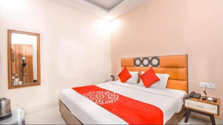 Hotel Roma Deluxe New Delhi Buitenkant foto
