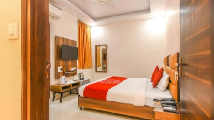 Hotel Roma Deluxe New Delhi Buitenkant foto